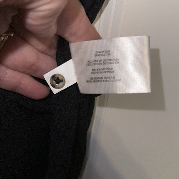 Orvis Button Down Cap Sleeve V-Neck Blouse
Size XXL NWT - Picture 8 of 8